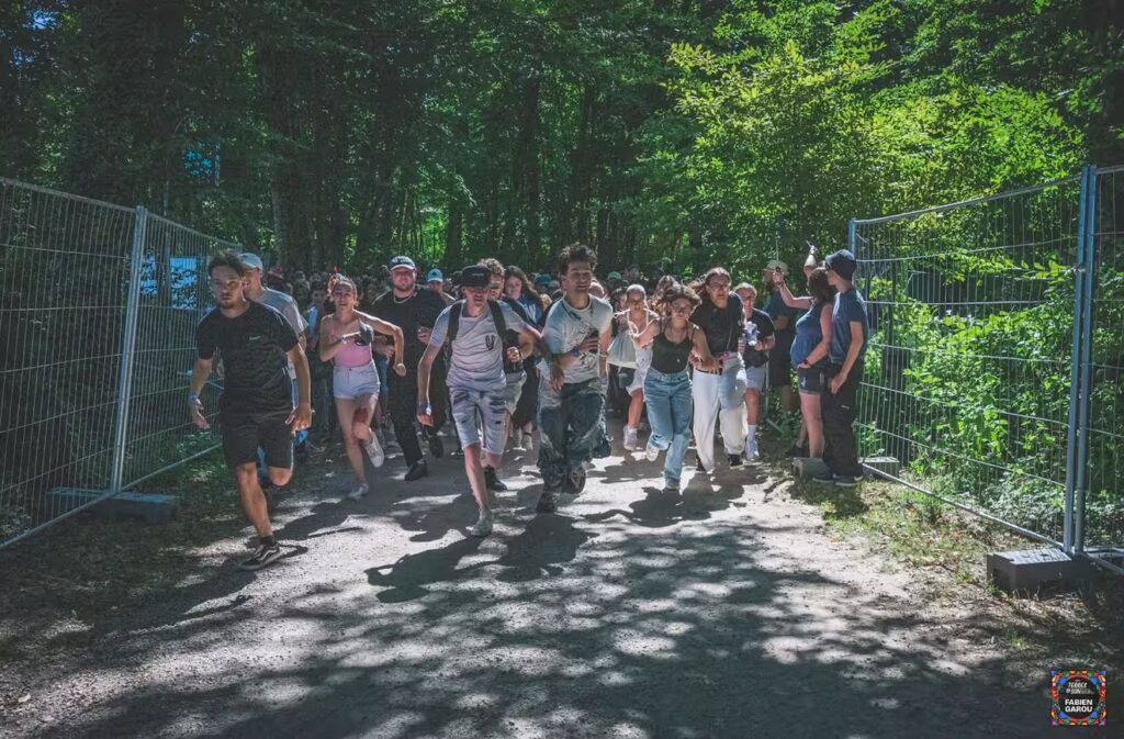 Des festivaliers dans les bois, arrivent à TDS 2025