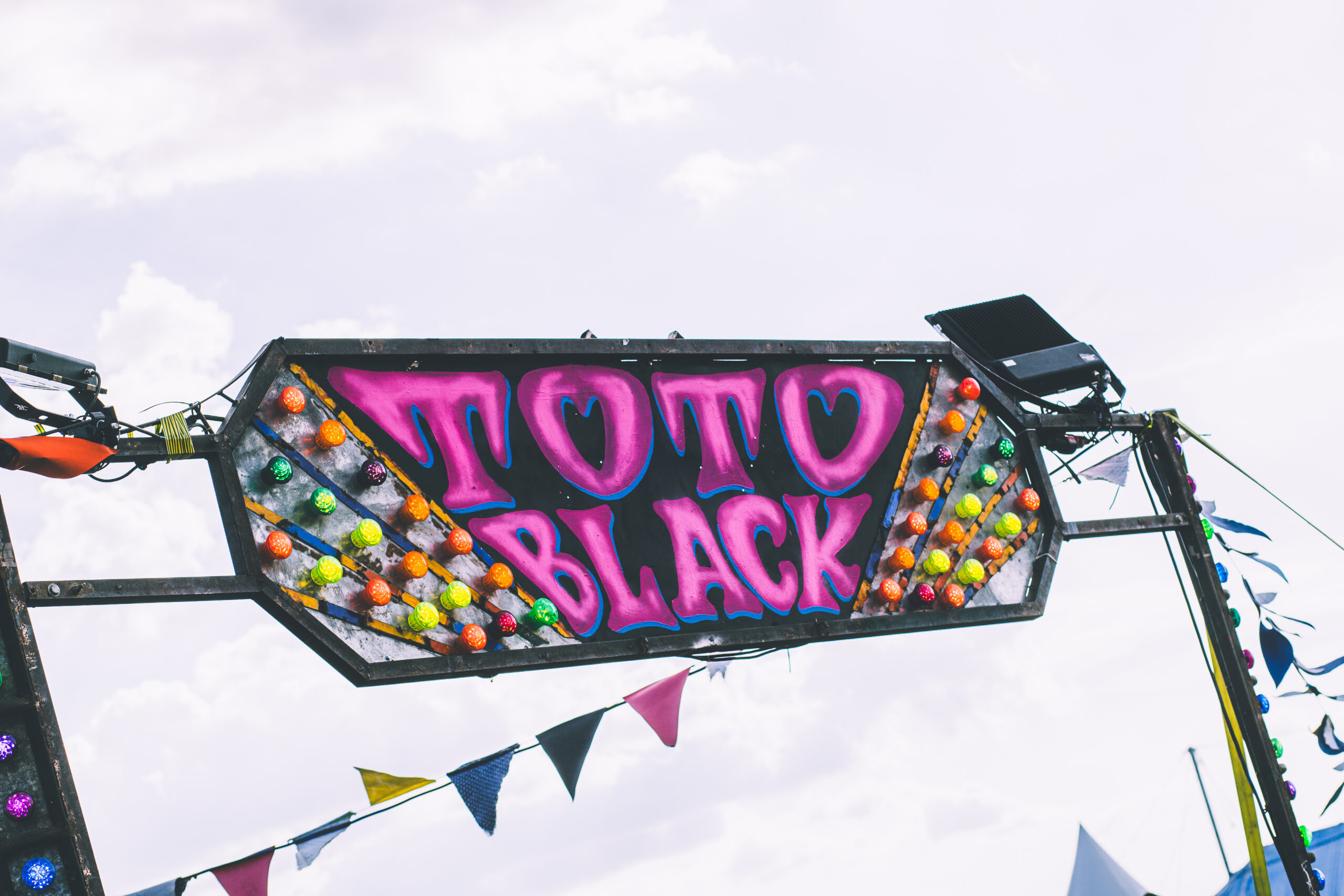 Photo pancarte Toto Black
